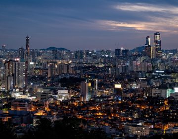 汗汗韩漫悬疑惊悚类漫画场景，暗色调城市夜景配合紧张剧情氛围