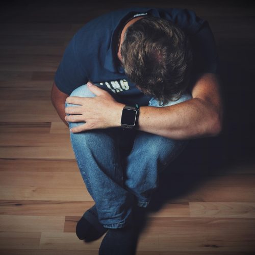 编辑小满在深夜整理读者纠错来信，桌面上摊开着打印出来的反馈清单与红笔标注，屏幕光映亮半张脸