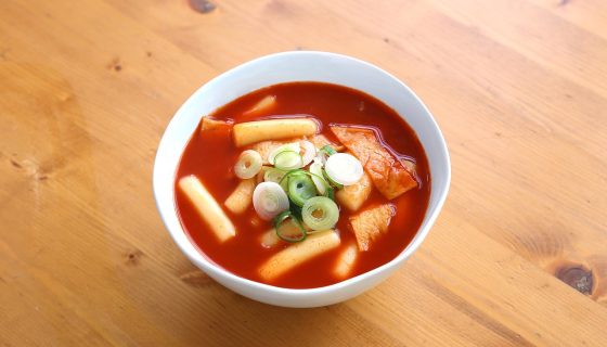 韩漫改编韩剧预告画面，主角在城市街头奔跑的影视化还原镜头，光线强烈戏剧感十足